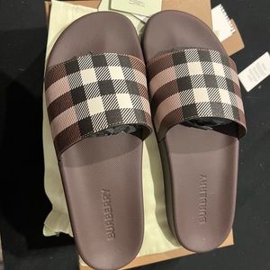 Burberry
Brown House Check
Canvas Slides